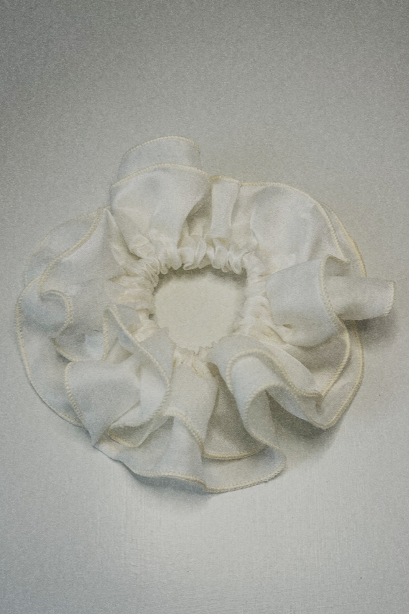 Silk Scrunchie / white