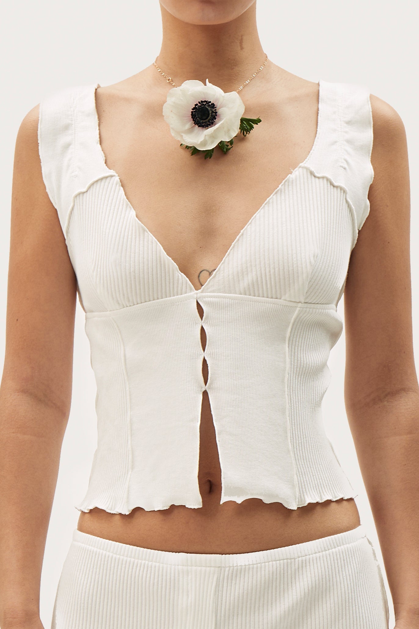 LONDI Short Wavy tank in white – Available at PERSEI
