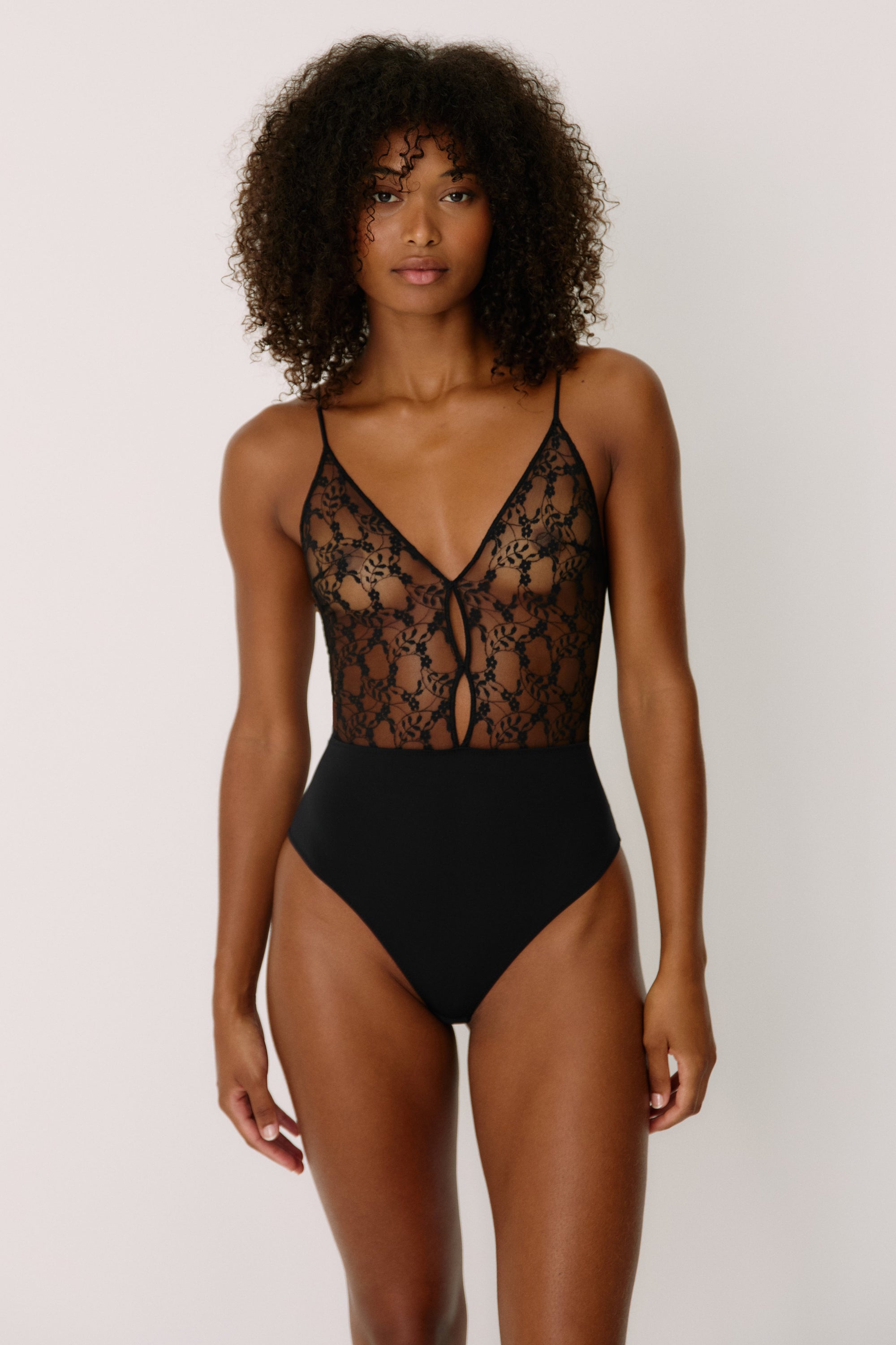 NOO Ultra Lace body shape in black – Available at PERSEI